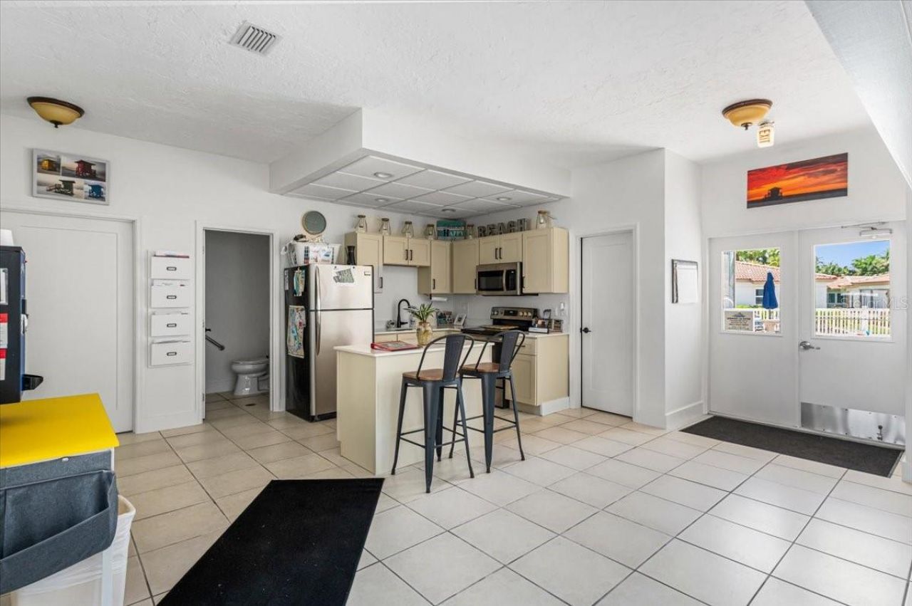 110 Vista Hermosa Circle, Unit 106B, Sarasota, FL 34242 Photo