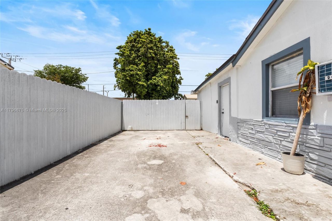 621 E 8th St, Hialeah, FL 33010 Photo