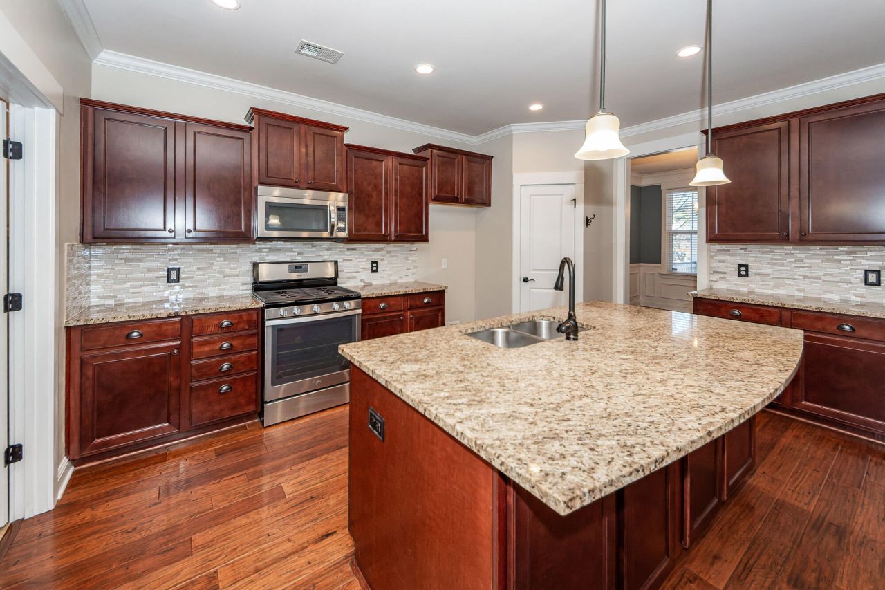 111 Hemlock Street Photo 16