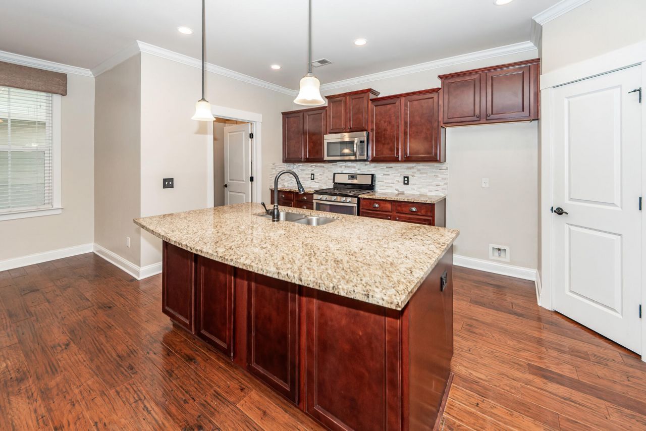 111 Hemlock Street Photo 17