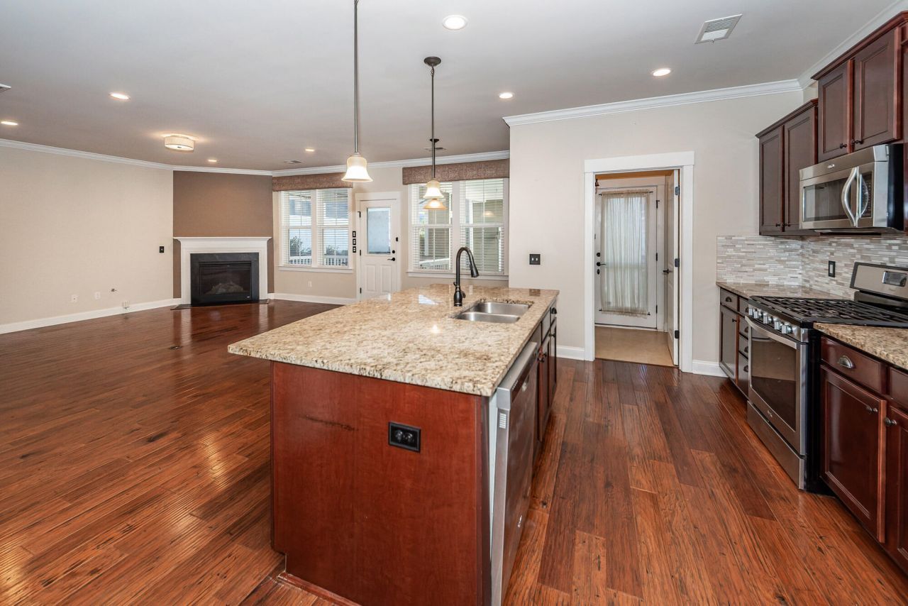 111 Hemlock Street Photo 18