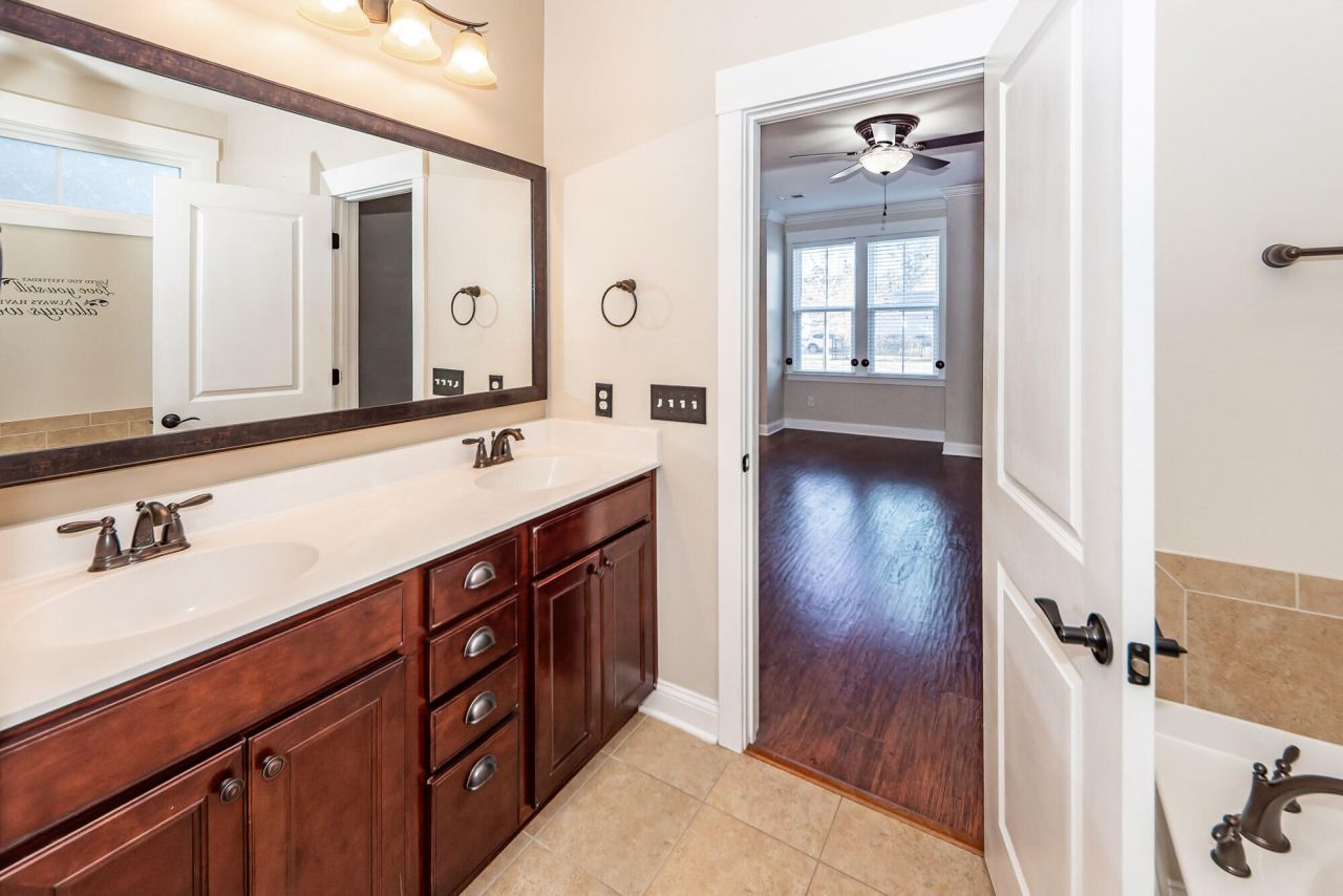 111 Hemlock Street Photo 29