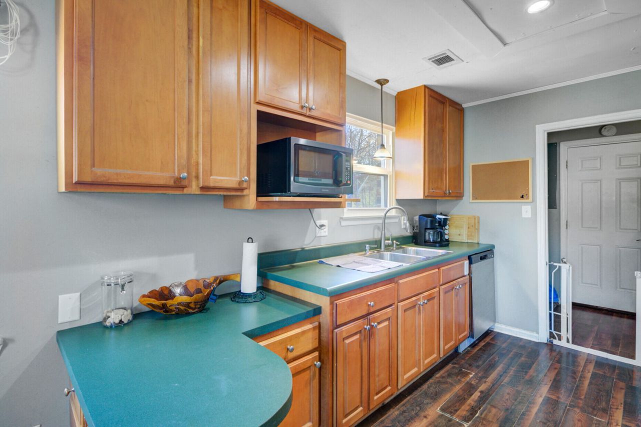 100 John Court Photo 13