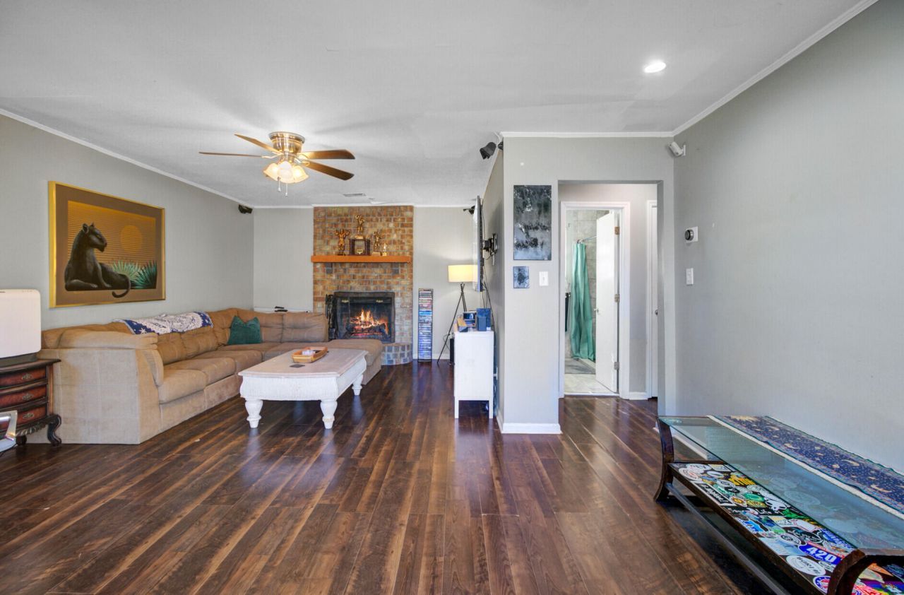 100 John Court Photo 4