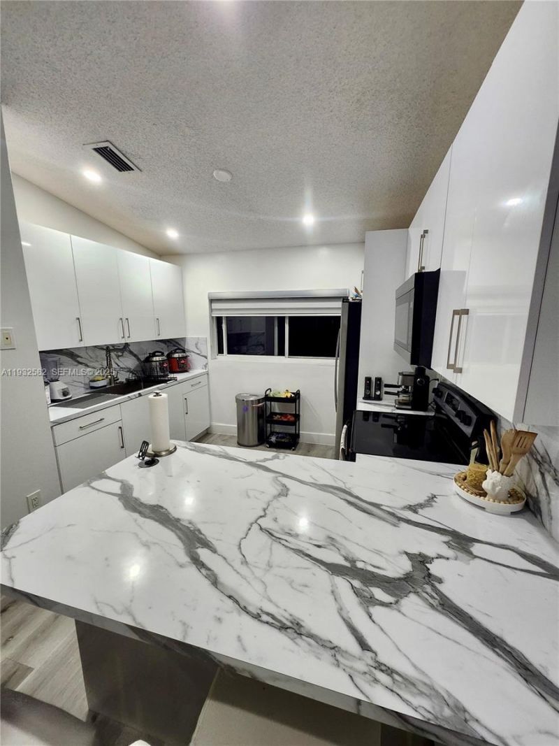 7956 W 29th Ln, Unit 201-5, Hialeah, FL 33018 Photo