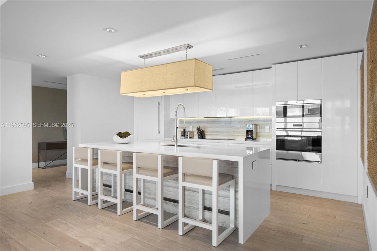 102 24th St, Unit PH-1706, Miami Beach, FL 33139 Photo