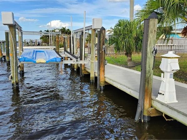 2596 Bayshore DR, MATLACHA, FL 33993