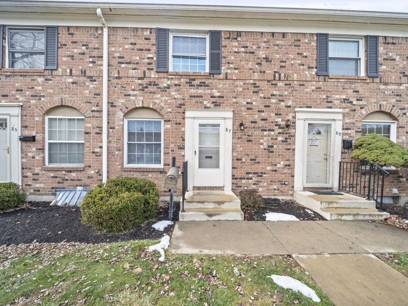 87 Tarryton Court W, Unit 18D, Columbus, OH 43228 Photo 3