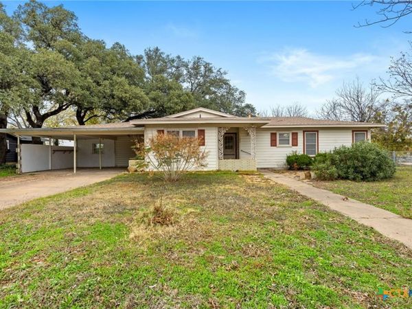 1002 W Woodlawn Street, San Saba, TX 76877