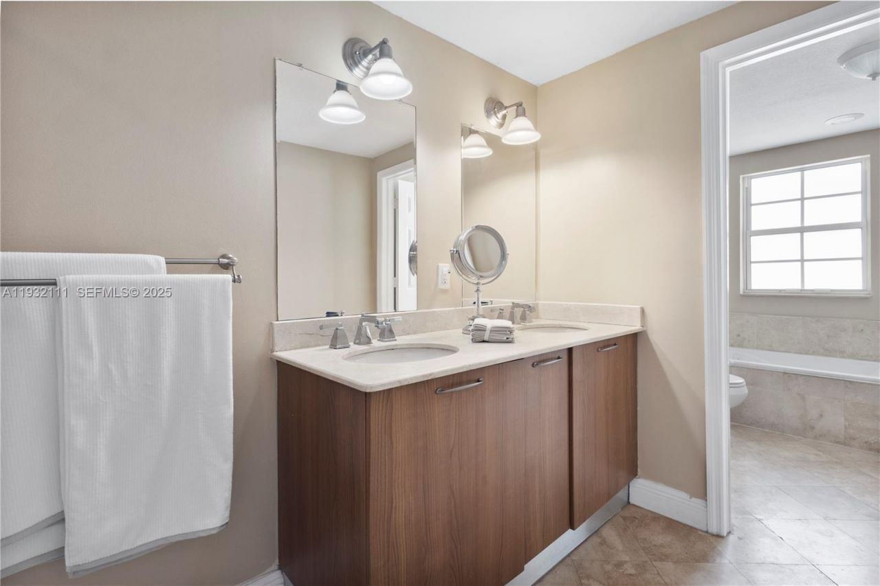 929 SW 11th St, Unit H-2, Miami, FL 33129 Photo