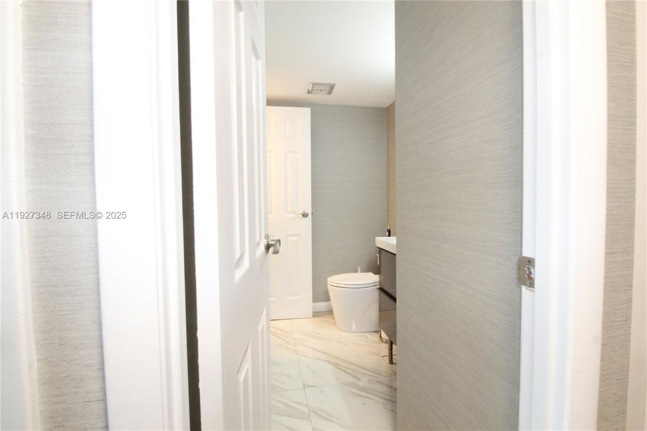 20379 W Country Club Dr, Unit 2237, Aventura, FL 33180 Photo