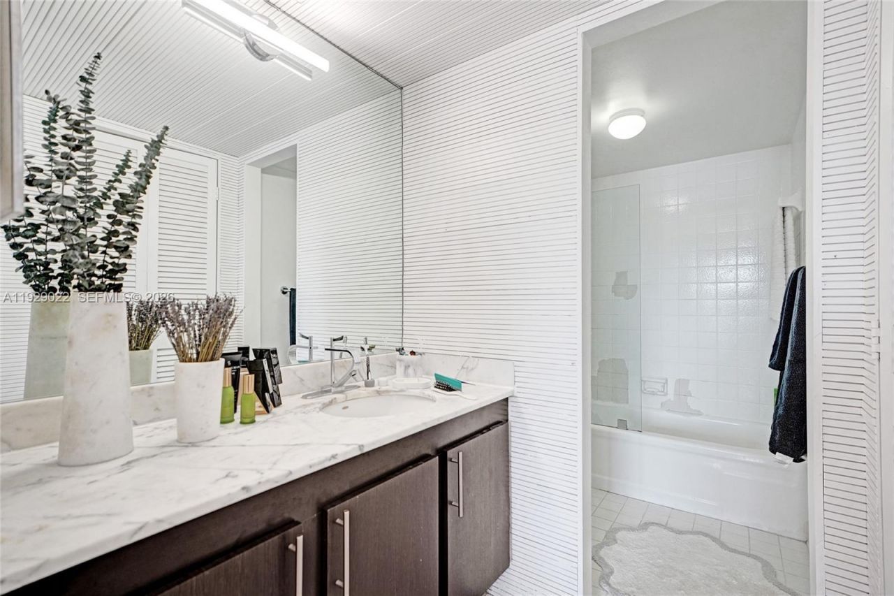 600 NE 36th St, Unit 218, Miami, FL 33137 Photo