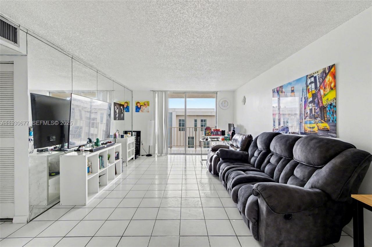 4675 W 18th Ct, Unit 701, Hialeah, FL 33012 Photo