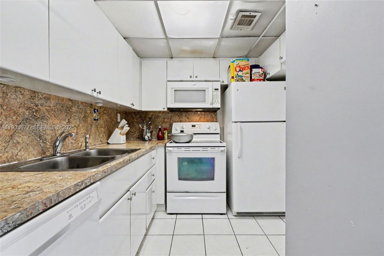 4675 W 18th Ct, Unit 701, Hialeah, FL 33012 Photo