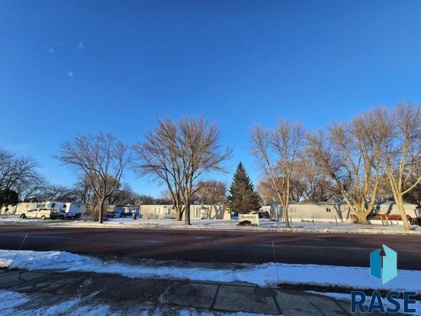 521 S 12th St, Brookings, SD 57006