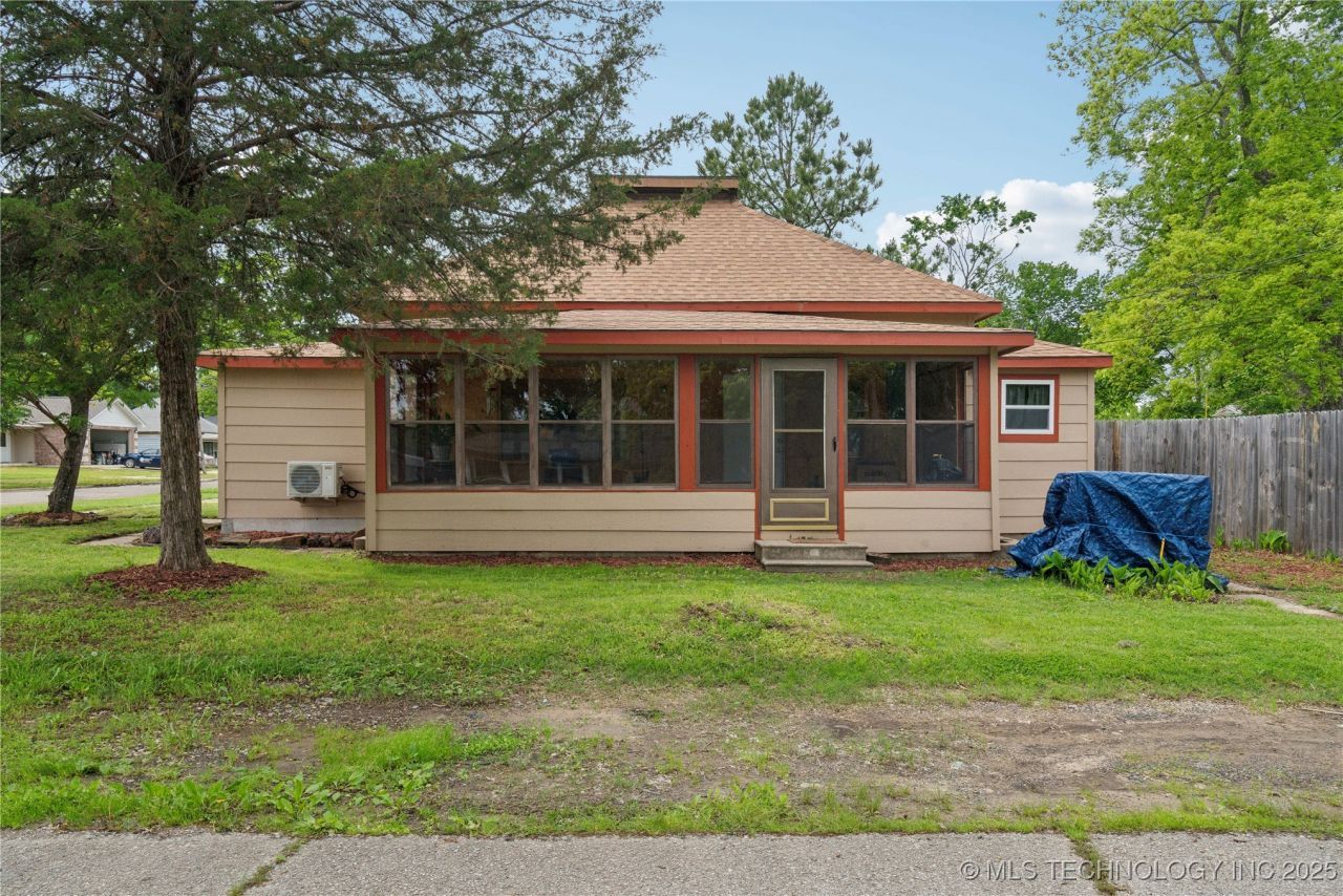 200 E Young Street, Morris, OK 74445 Main Photo