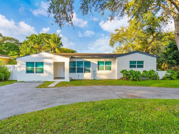 695 NE 160th St, Miami, FL 33162