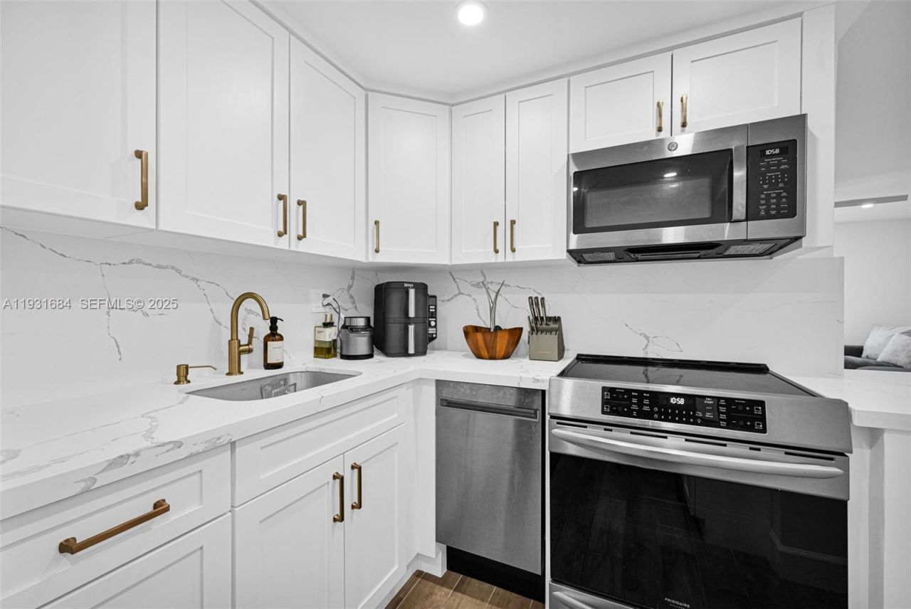 8609 SW 68th Ct, Unit 24, Pinecrest, FL 33156 Photo