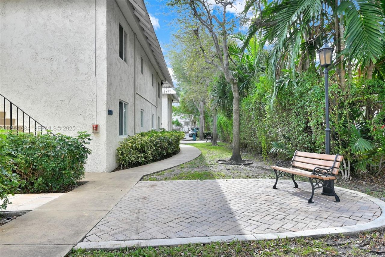 8609 SW 68th Ct, Unit 24, Pinecrest, FL 33156 Photo