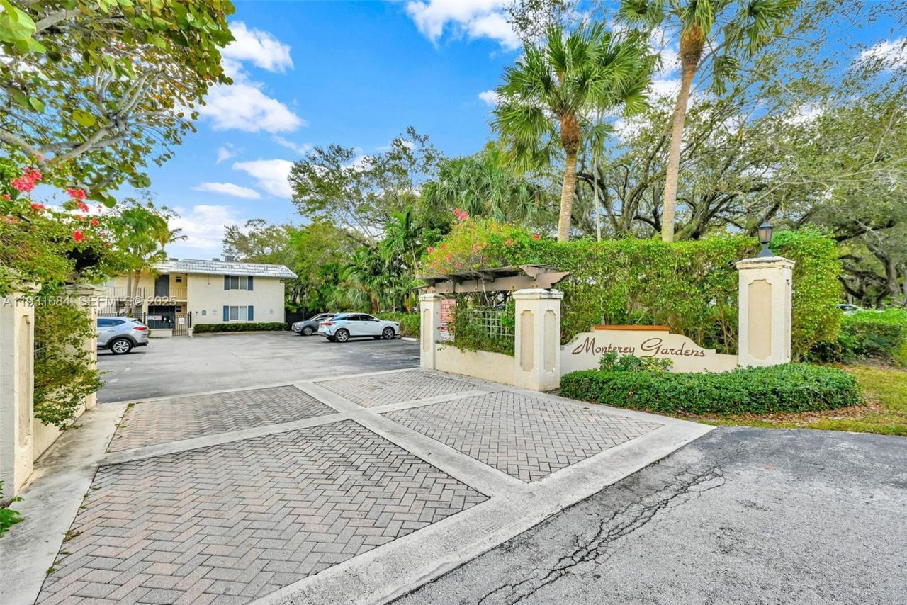 8609 SW 68th Ct, Unit 24, Pinecrest, FL 33156 Photo