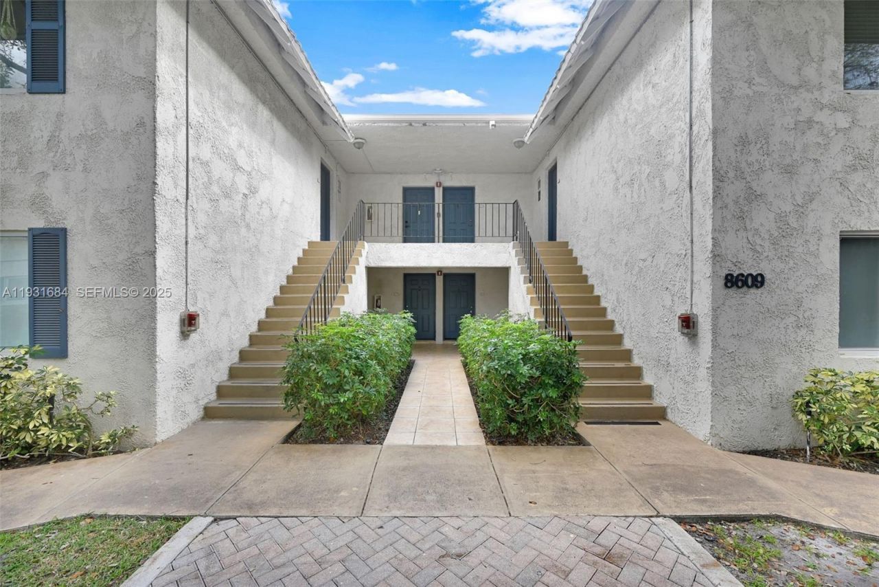 8609 SW 68th Ct, Unit 24, Pinecrest, FL 33156 Photo
