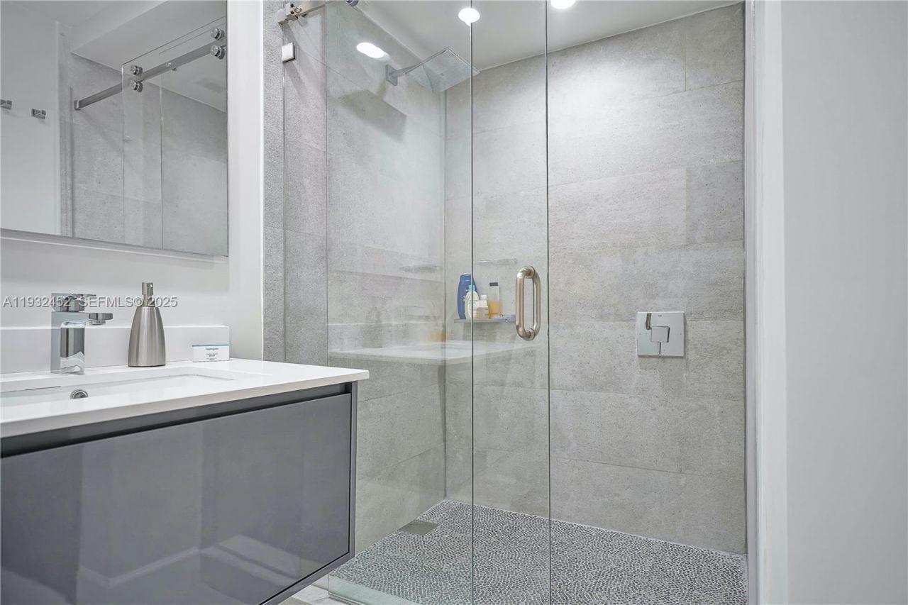 901 Brickell Key Blvd, Unit 2507, Miami, FL 33131 Photo