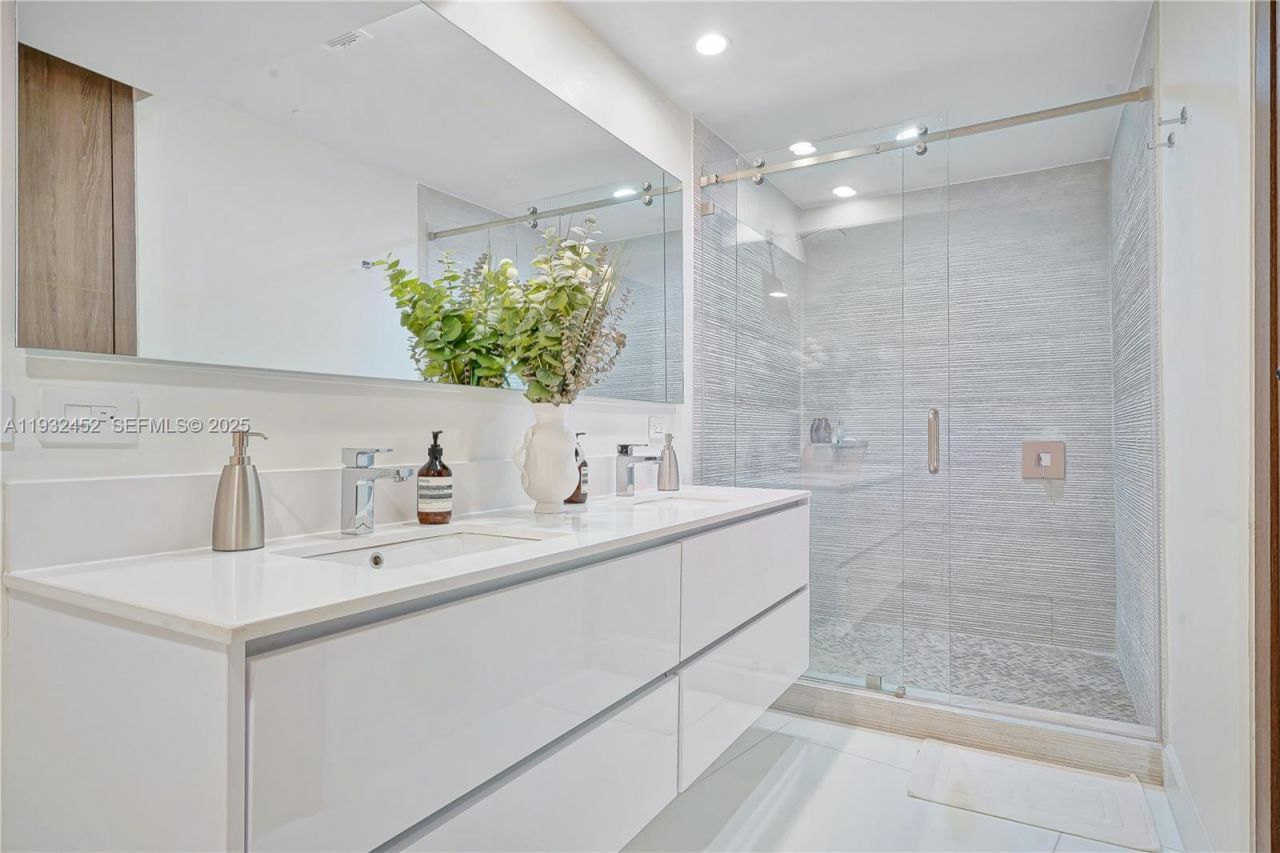 901 Brickell Key Blvd, Unit 2507, Miami, FL 33131 Photo