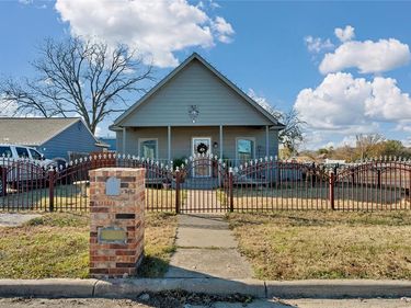3700 8th Avenue, Fort Worth, TX 76110