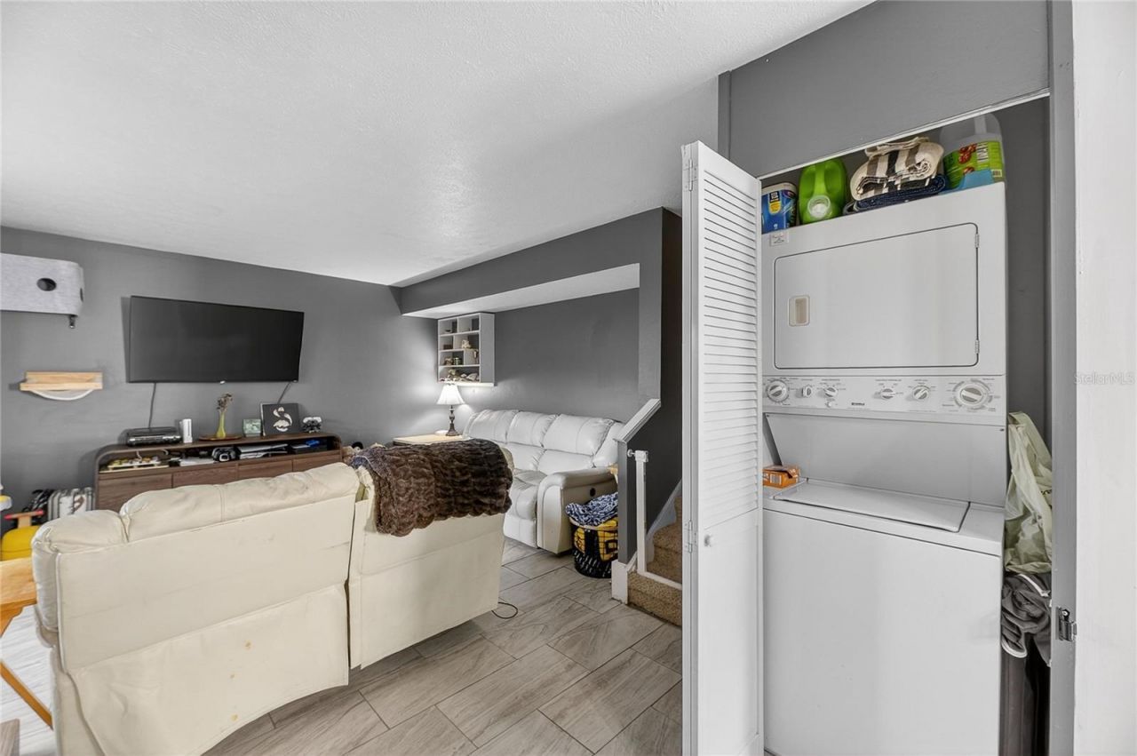 5601 Ashley Oaks Drive, Unit 6, Tampa, FL 33617 Photo