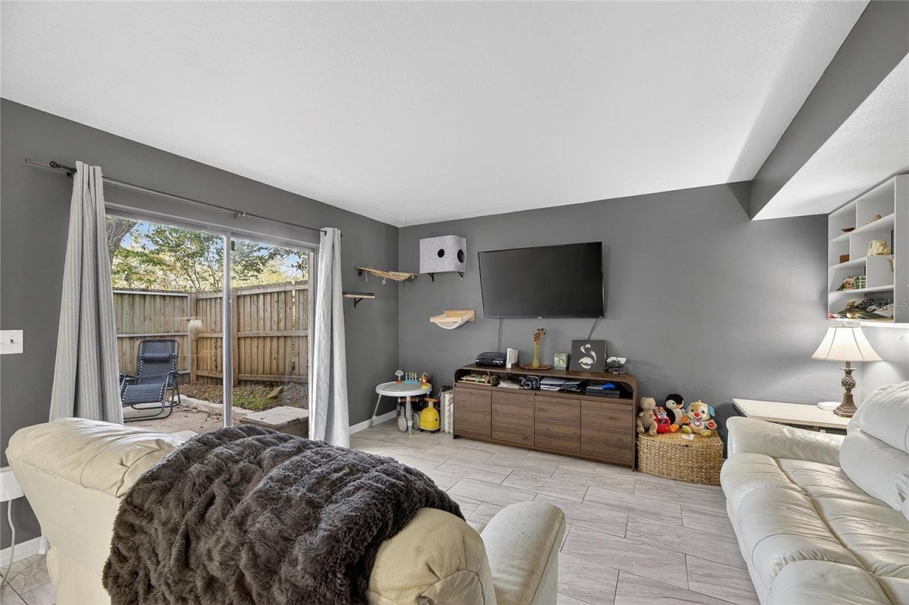 5601 Ashley Oaks Drive, Unit 6, Tampa, FL 33617 Photo