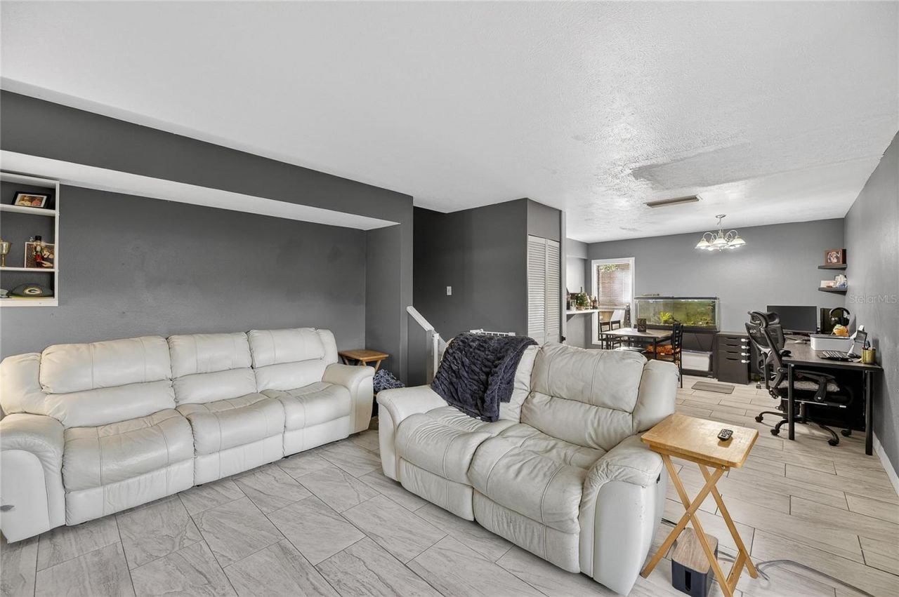 5601 Ashley Oaks Drive, Unit 6, Tampa, FL 33617 Photo