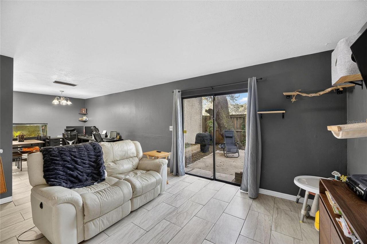 5601 Ashley Oaks Drive, Unit 6, Tampa, FL 33617 Photo