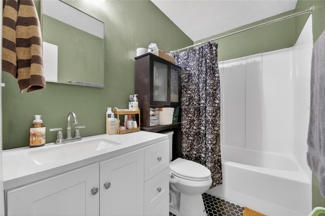 5601 Ashley Oaks Drive, Unit 6, Tampa, FL 33617 Photo