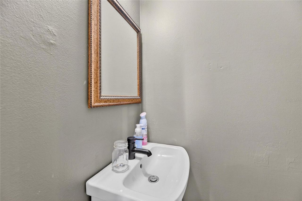 5601 Ashley Oaks Drive, Unit 6, Tampa, FL 33617 Photo