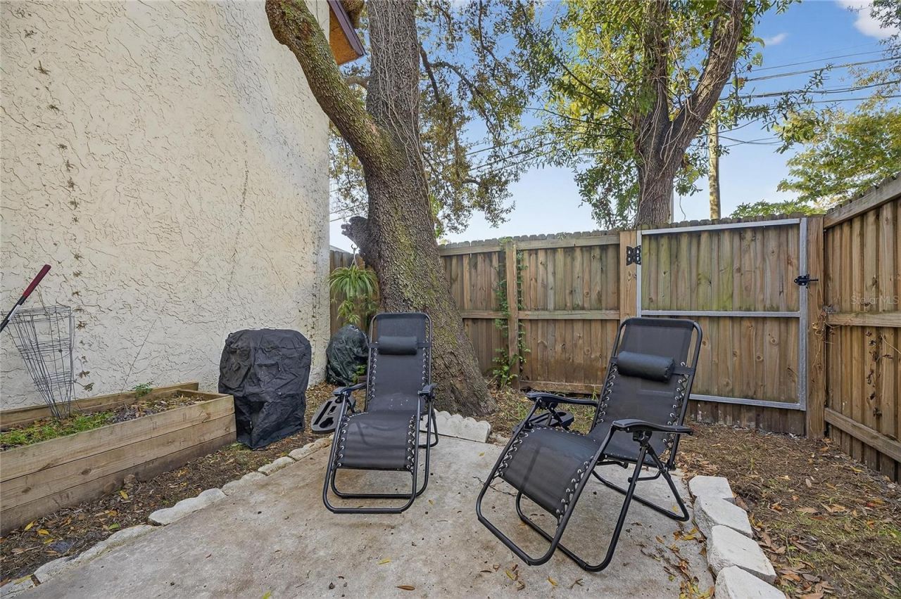 5601 Ashley Oaks Drive, Unit 6, Tampa, FL 33617 Photo