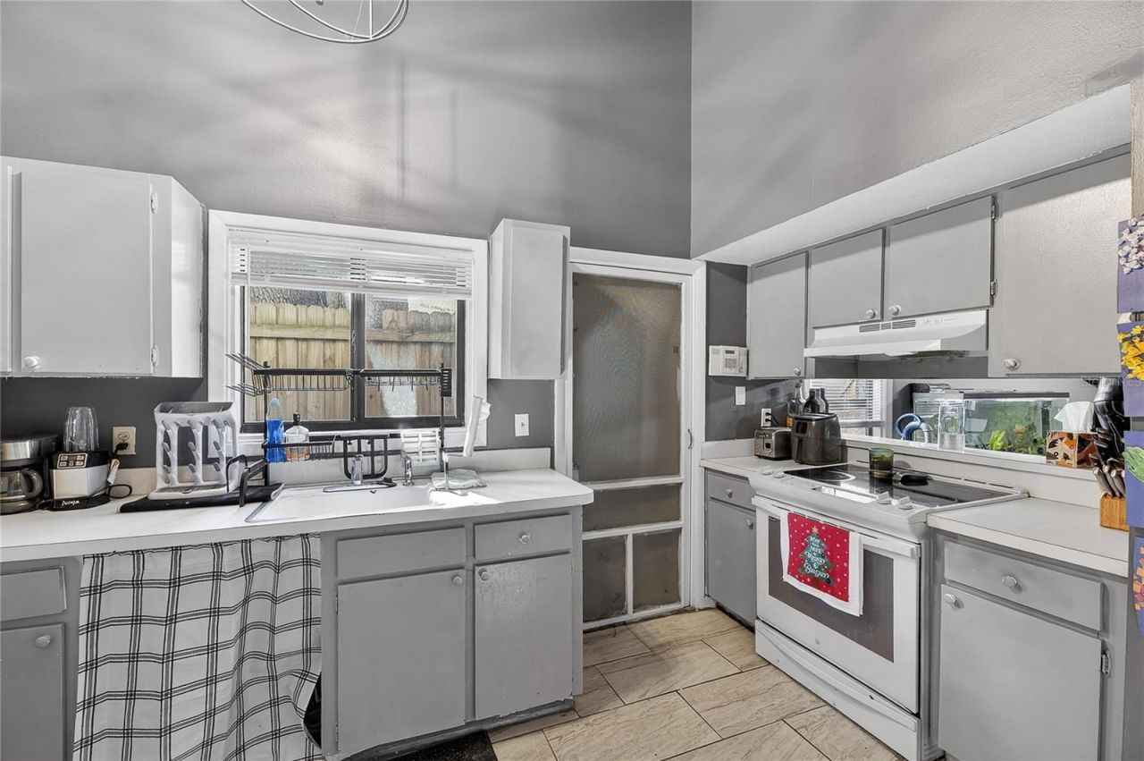 5601 Ashley Oaks Drive, Unit 6, Tampa, FL 33617 Photo