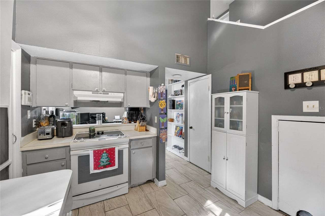 5601 Ashley Oaks Drive, Unit 6, Tampa, FL 33617 Photo