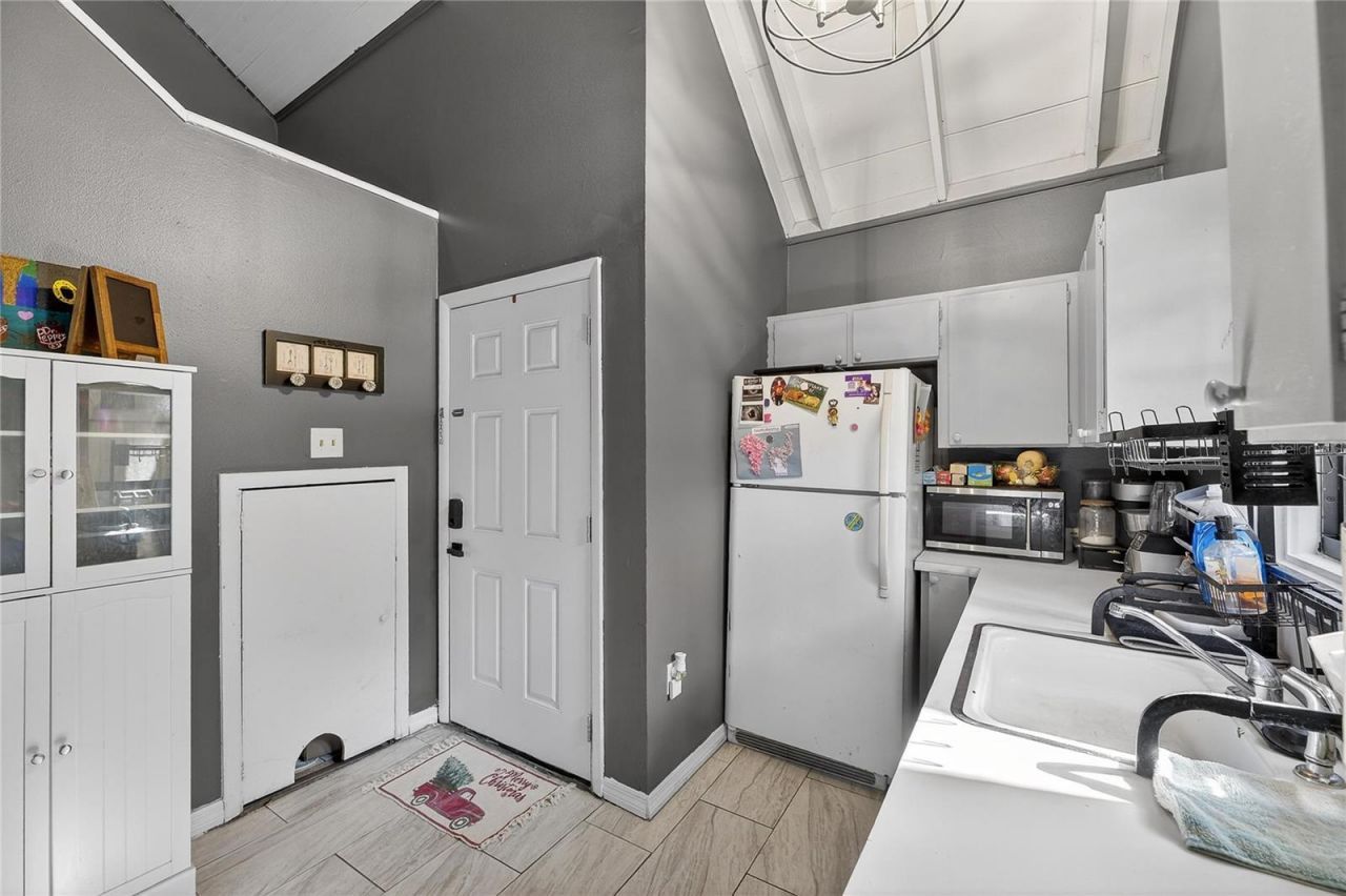 5601 Ashley Oaks Drive, Unit 6, Tampa, FL 33617 Photo