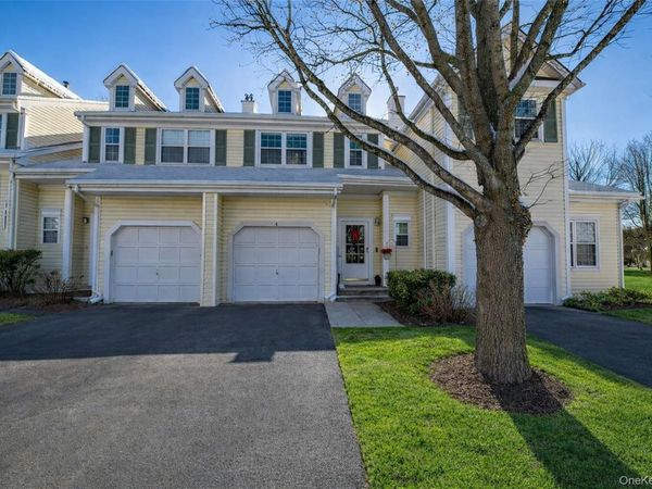 4 Chelsea Drive, Smithtown, NY 11787