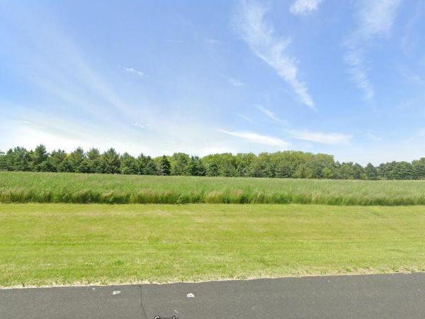 N909 WINDS WAY, Oconomowoc, WI 53066