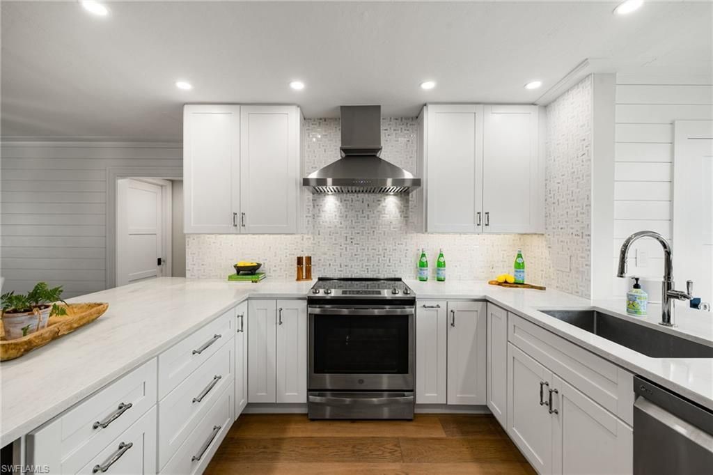 3135 Riviera Dr, Unit B205, Naples, FL 34103 Photo