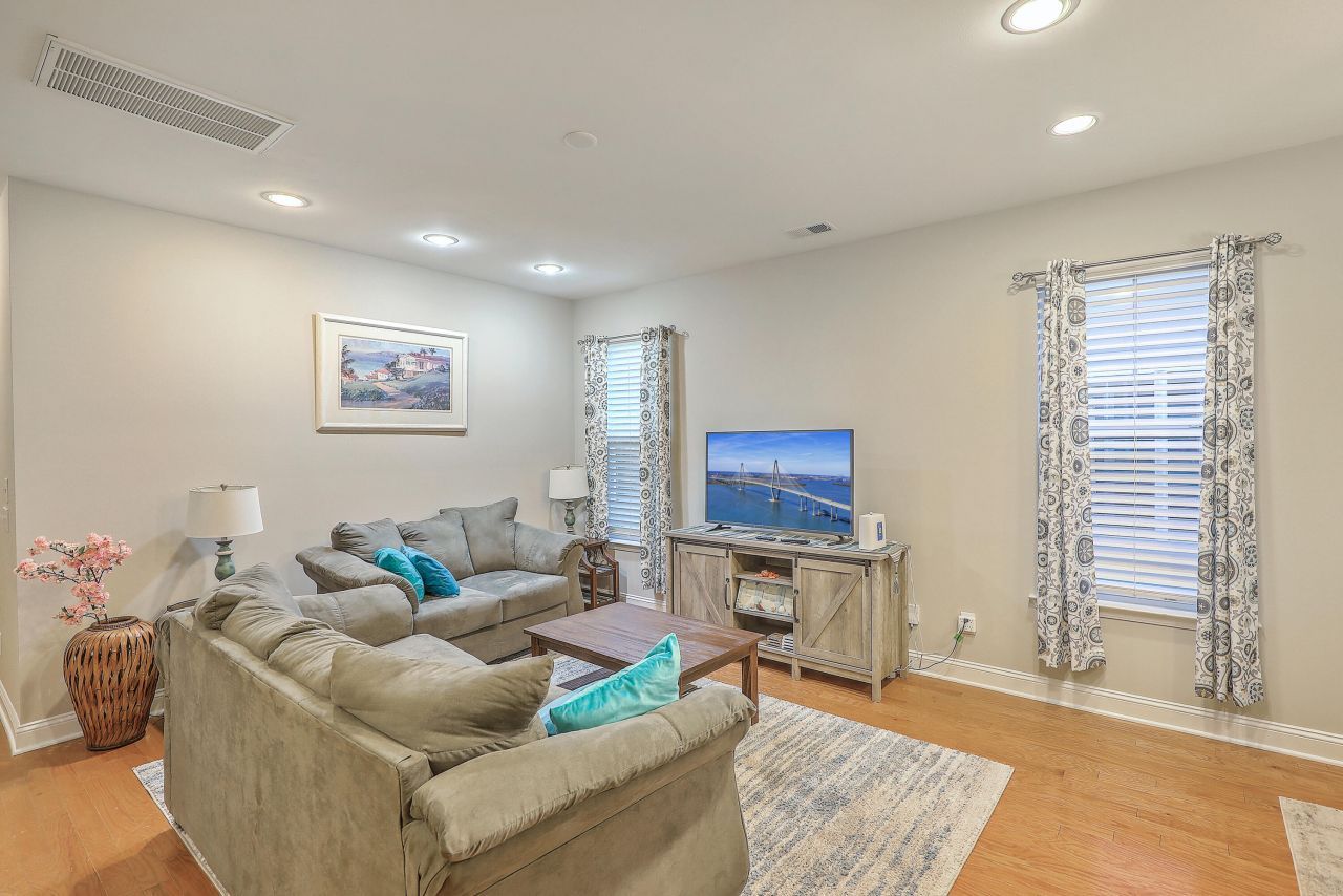 1114 Santa Elena Way Photo 4