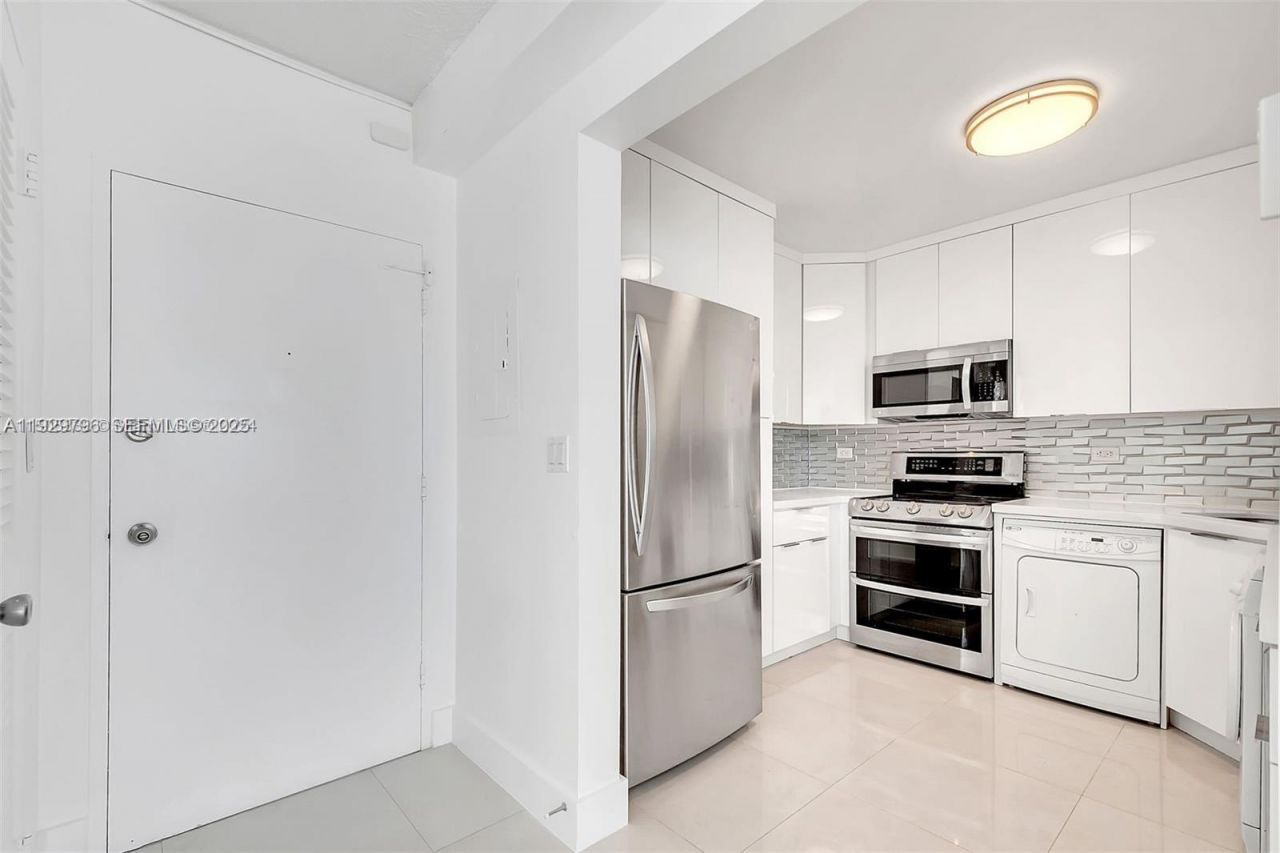 5601 Collins Ave , Unit 925, Miami Beach, FL 33140 Photo