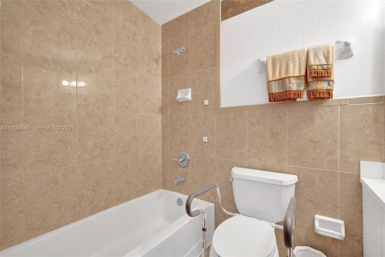 19110 NW 32nd Ave, Miami Gardens, FL 33056 Photo