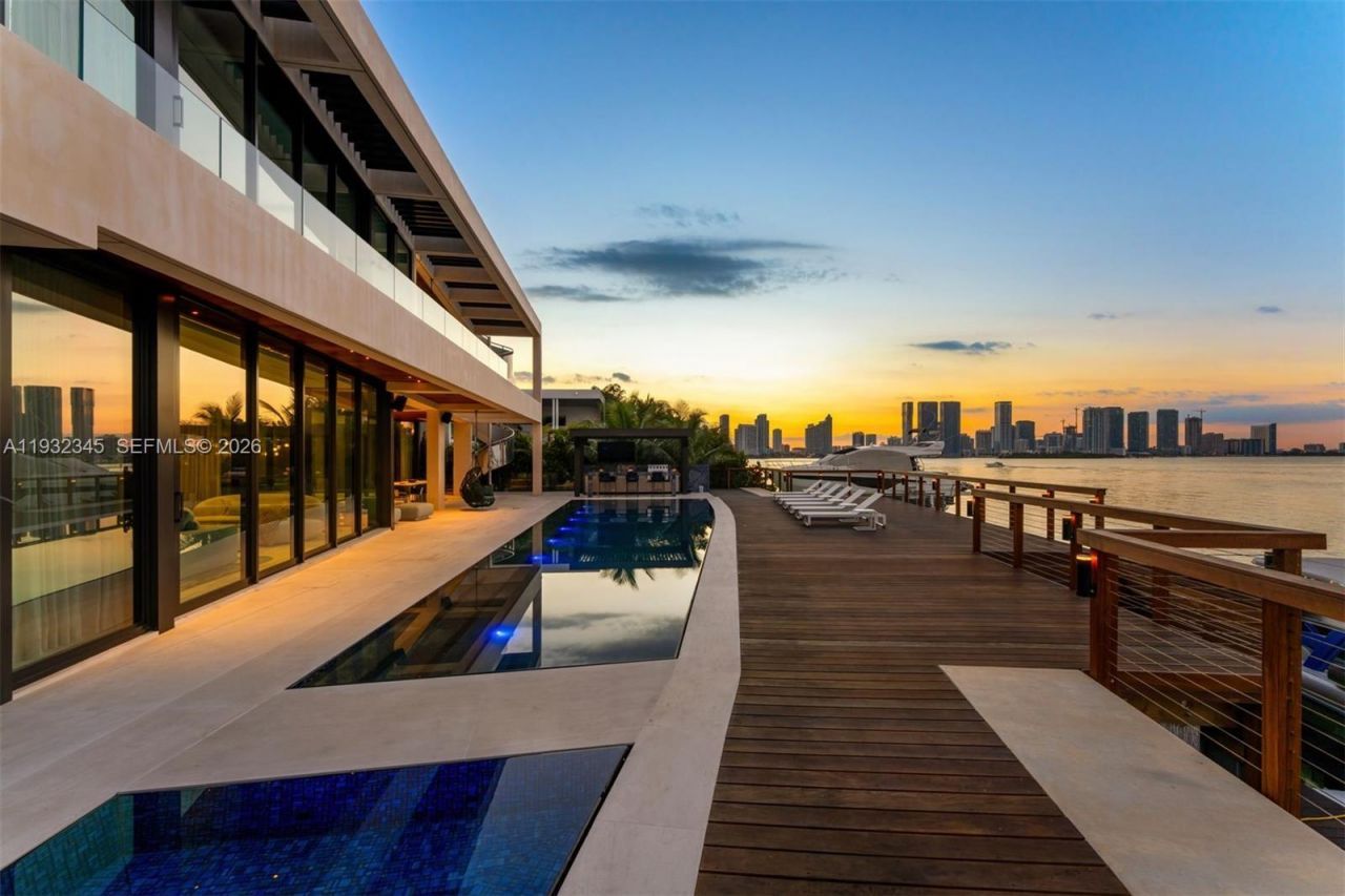 1413 N Venetian Way, Miami, FL 33139 Photo