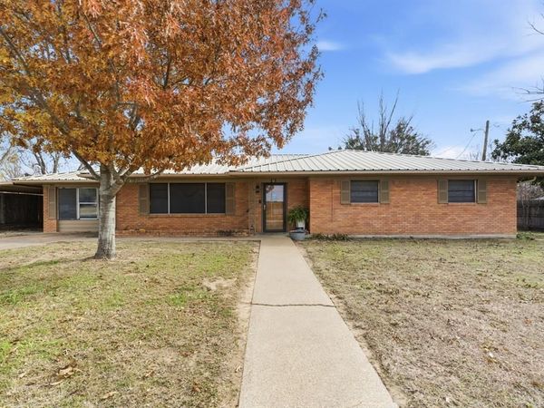 1125 N Johnson Street, De Leon, TX 76444