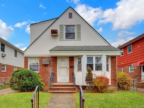 81-25 258th Street, Floral Park, NY 11004