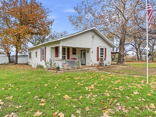 902 N Travis Street, De Leon, TX 76444