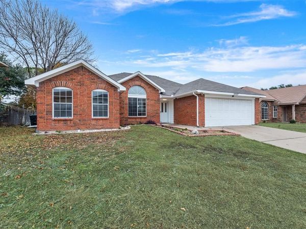 2327 Cromwell Drive, Arlington, TX 76018