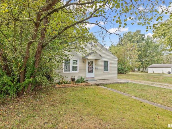 721 W WHITTAKER Street, Salem, IL 62881